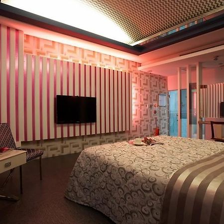 Love Star Motel Таоуан Екстериор снимка